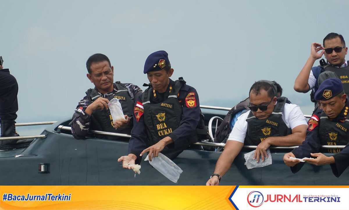 bc kepri gagalkan penyelundupan benih lobster-1 Kepala Kantor Wilayah (Kakanwil) DJBC Khusus Kepulauan Riau, Adhang Noegroho Adhi dan jajaran bersama sejumlah pejabat melepasliarkan benih bening lobster hasil penindakan upaya penyelundupan, Kamis (17/10/2024). (JurnalTerkini.id/edy kencana)