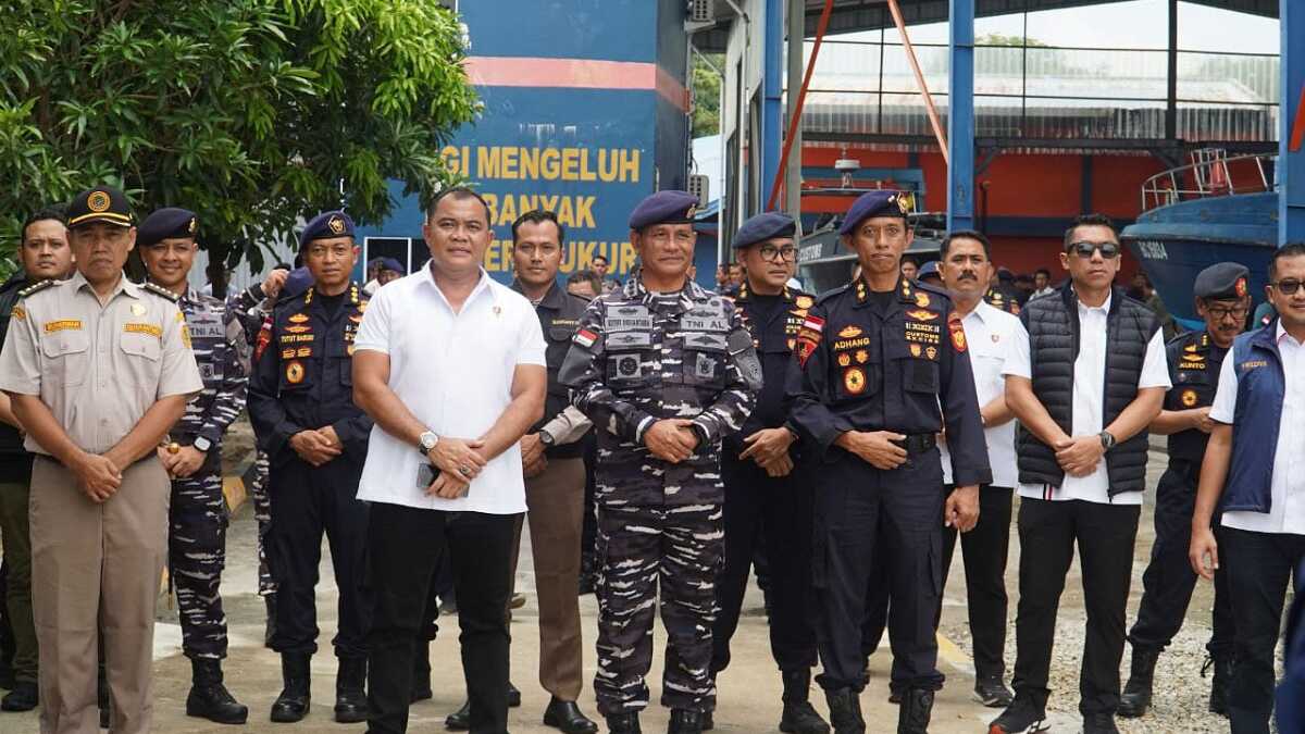 Kepala Kantor Wilayah (Kakanwil) DJBC Khusus Kepulauan Riau, Adhang Noegroho Adhi dan jajaran bersama sejumlah pejabat menggelar konferensi pers penggagalan upaya penyelundupan benih bening lobster di Kanwil DJBC Khusus Kepri, Kamis (17/10/2024). (JurnalTerkini.id/edy kencana)