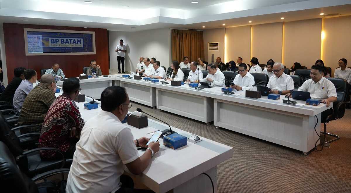 bp batam dan bpk-1 Badan Pengusahaan (BP) Batam bersama BPK RI melaksanakan Entry Meeting Pemeriksaan Atas Kepatuhan Pendapatan dan Belanja BP Batam 2023 dan 2024 di Marketing Center pada Selasa (15/10/2024). (foto: humas bp batam)
