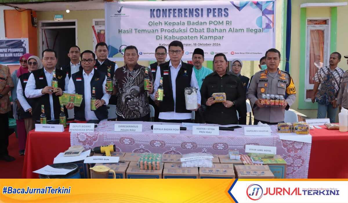 BPOM RI menunjukkan produk obat berbahan ilegal saat konferensi pers di rumah produksi obat ilegal di Desa Rimbo Panjang, Kecamatan Tambang, Kabupaten Kampar, Jumat, (18/10/24). (JurnalTerkini.id/canggih)