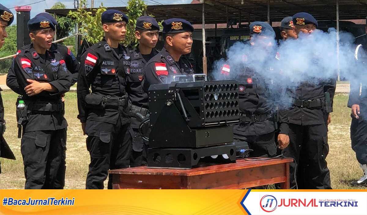 brimob polda kalbar latihan Ipda Rohmad, S.A.P. selaku instruktur pada pelaksanaan kegiatan latihan PHH dan pengenalan alat Vulcano M-32 di Mako Brimob Polda Kalbar, Selasa (22/10/2024). (JurnalTerkini.id/rahmad s)