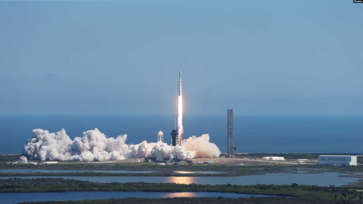 bulan europa SpaceX Falcon Heavy rocket launch, in Cape Canaveral (foto: REUTERS)