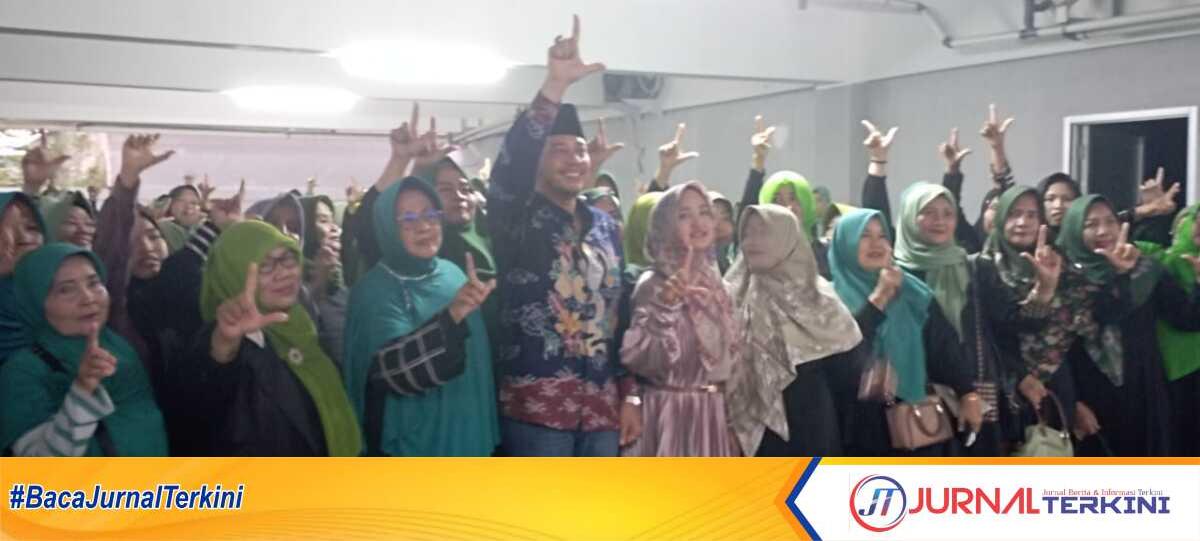 Pasangan Dedy-Iin di tengah Majelis Ta'lim Mar'athul Amanah, Jumat (25/10/2024) di Posko Pemenangan Dedy-Iin. (Foto: Jurnalterkini.id/Supriyadi)
