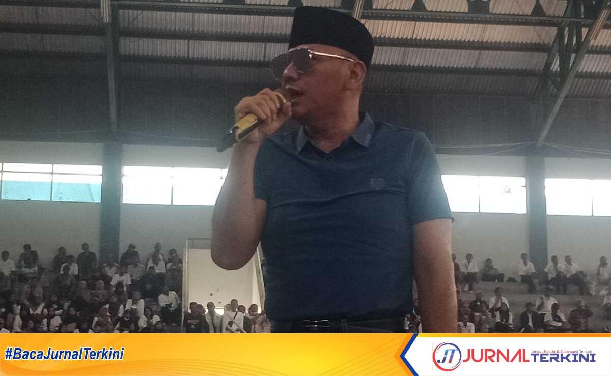 Dedy Yon Supriyono saat memberikan sambutan didepan Relawan, Minggu 13/10/2024 di GOR Wisanggeni Kota Tegal. (Foto: Jurnalterkini.id/Supriyadi)