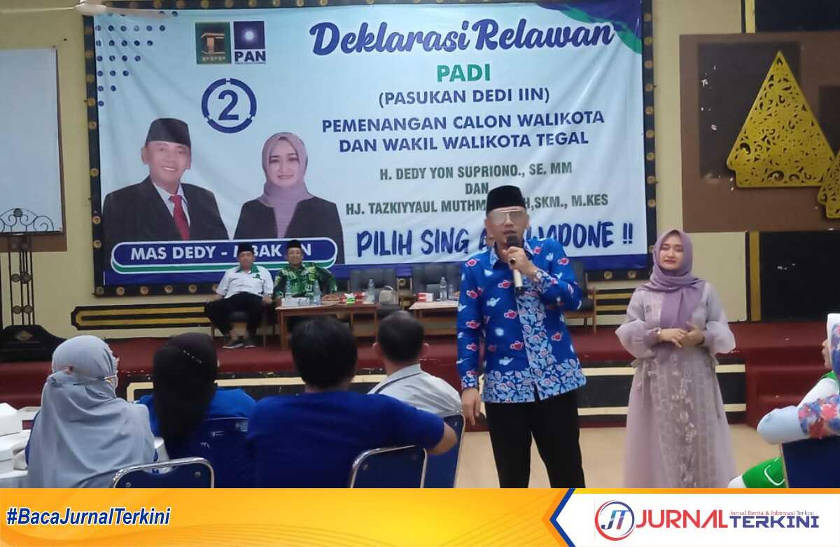 deklarasi relawan padi tegal Dedy Yon Supriyono didampingi Tazkiyatul Muthmainah saat memberikan sambutan didepan relawan Padi, Minggu (20/10/2024) di Gedung Mulya Damai. (Foto: JurnalTerkini.id/Supriyadi)
