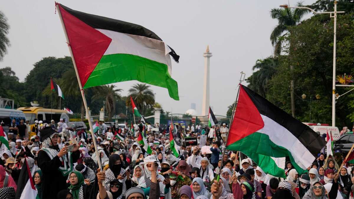 demo solidaritas palestina Para pengunjuk rasa mengibarkan bendera Palestina sambil meneriakkan slogan-slogan selama unjuk rasa dan doa untuk mendukung warga Palestina di Gaza, di Jakarta, 7 April 2024. (Foto AP/Dita Alangkara)