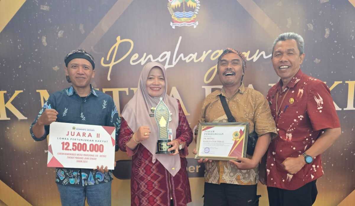 Kepala Dinas Kominfo Kabupaten Tegal, Nurhayati saat menerima Penghargaan, Semarang 08/10/2024. (Foto: Dinas Kominfo Kabupaten Tegal)