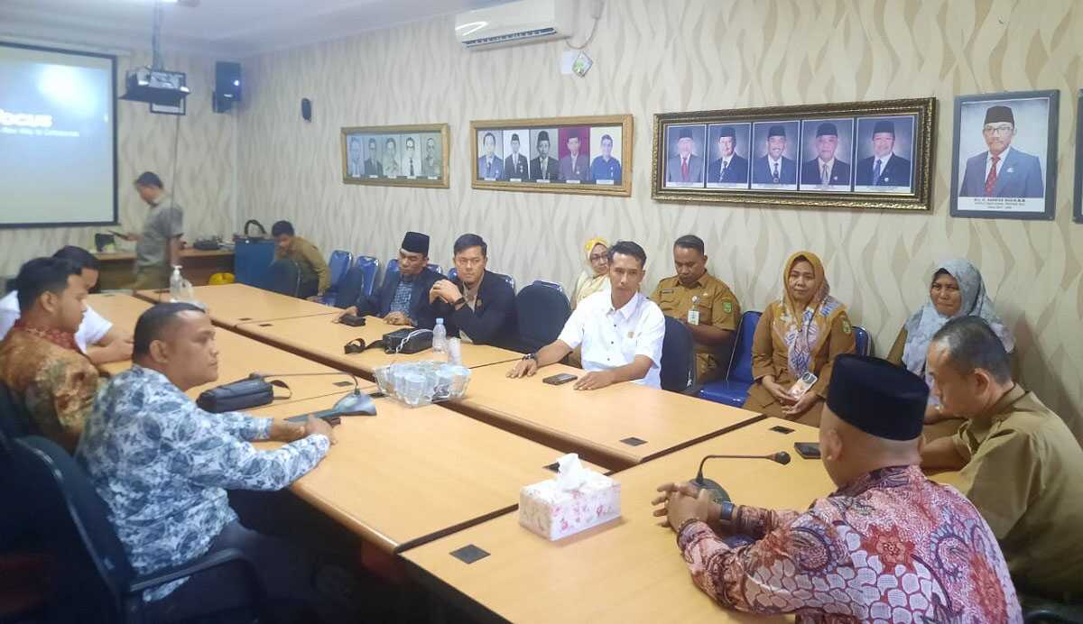 dprd kampar kunker di dinsos riau Komisi II DPRD Kampar sedang menyampaikan usulan kepada Sekretaris dan Kepala Bidang di Dinas Sosial Provinsi Riau, Selasa, (8/10/24). (Dokumentasi pribadi)