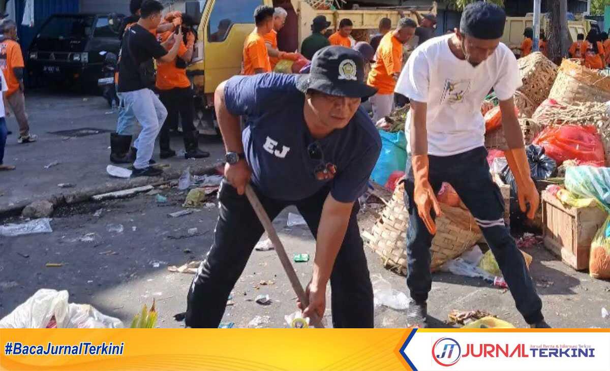 eri januardin goro bersih sampah Anggota DPRD Karimun Eri Januardin ikut gotong royong bersama pasangan calon Bupati dan Wakil Bupati Karimun Bakti Lubis dan Raja Bakhtiar di Pasar Bukit Tembak, Kecamatan Meral, Senin (30/9/2024). (foto: dokumentasi pribadi)