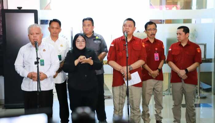 hakim tersangka suap ronald tanur Konpres,tiga oknum hakim PN Surabaya berinisial ED, HH dan M diamankan di Surabaya, satu oknum Pengacara LR diamankan di Jakarta, kasus dugaan terima suap, di tetapkan menjadi tersangka oleh Kejagung di Jakarta, Rabu (23/10/2024).(foto: Puspen Kejagung)