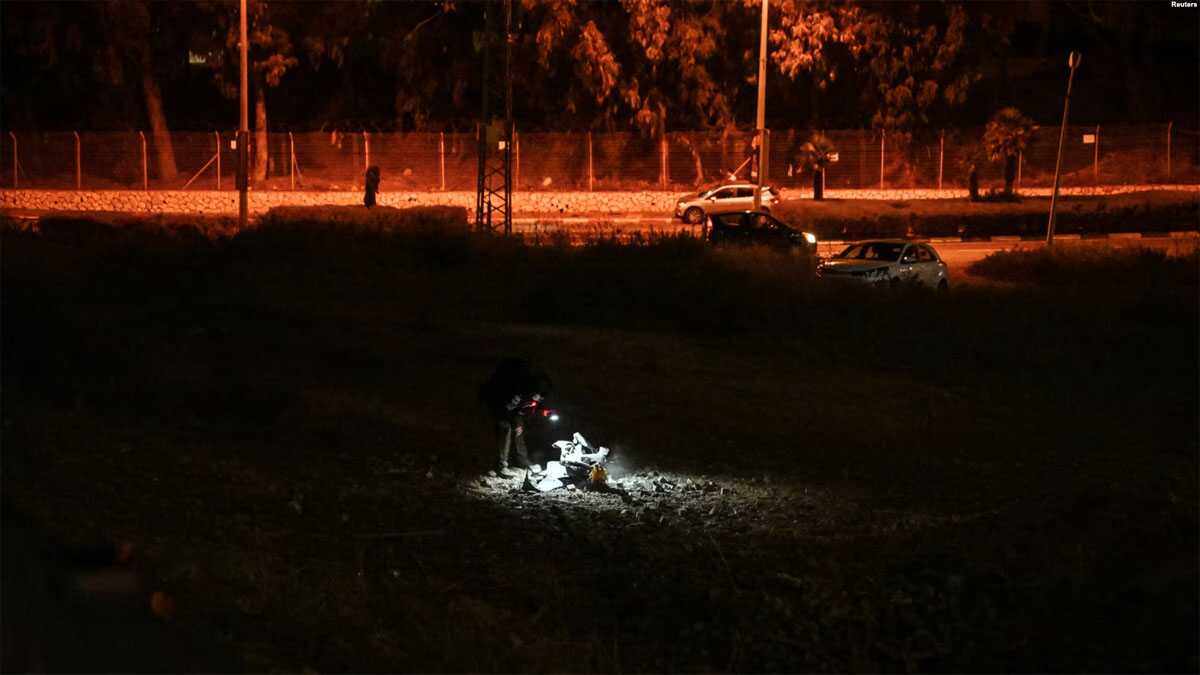 hizbullah soal serang haifa Seorang polisi zionis memeriksa sisa-sisa proyektil setelah roket ditembakkan dari Lebanon dan mendarat di Haifa, Israel, 7 Oktober 2024. (Foto: Rami Shlush/REUTERS)