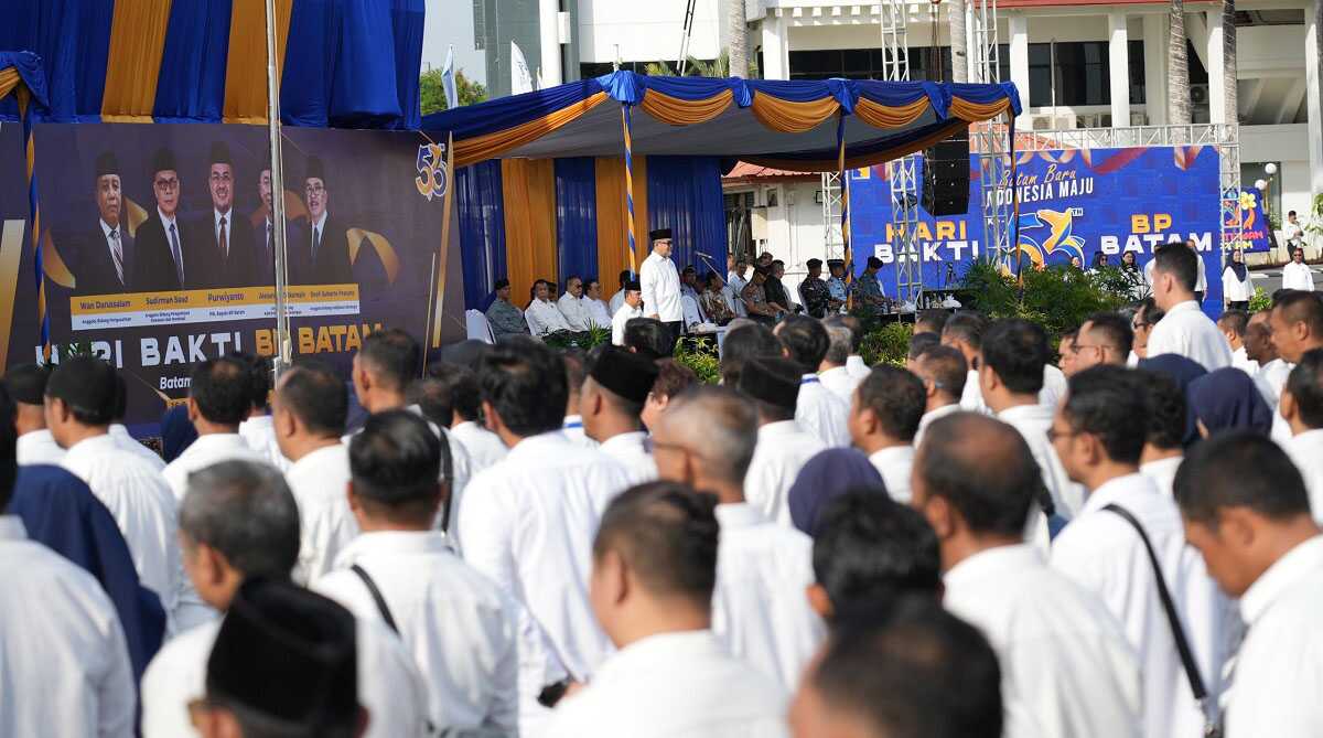 Badan Pengusahaan Batam (BP Batam) memperingati Hari Bakti ke-53 tahun lewat upacara yang di gelar di lapangan parkir kantor BP Batam, Sabtu (26/10/2024). (foto: humas bp batam)
