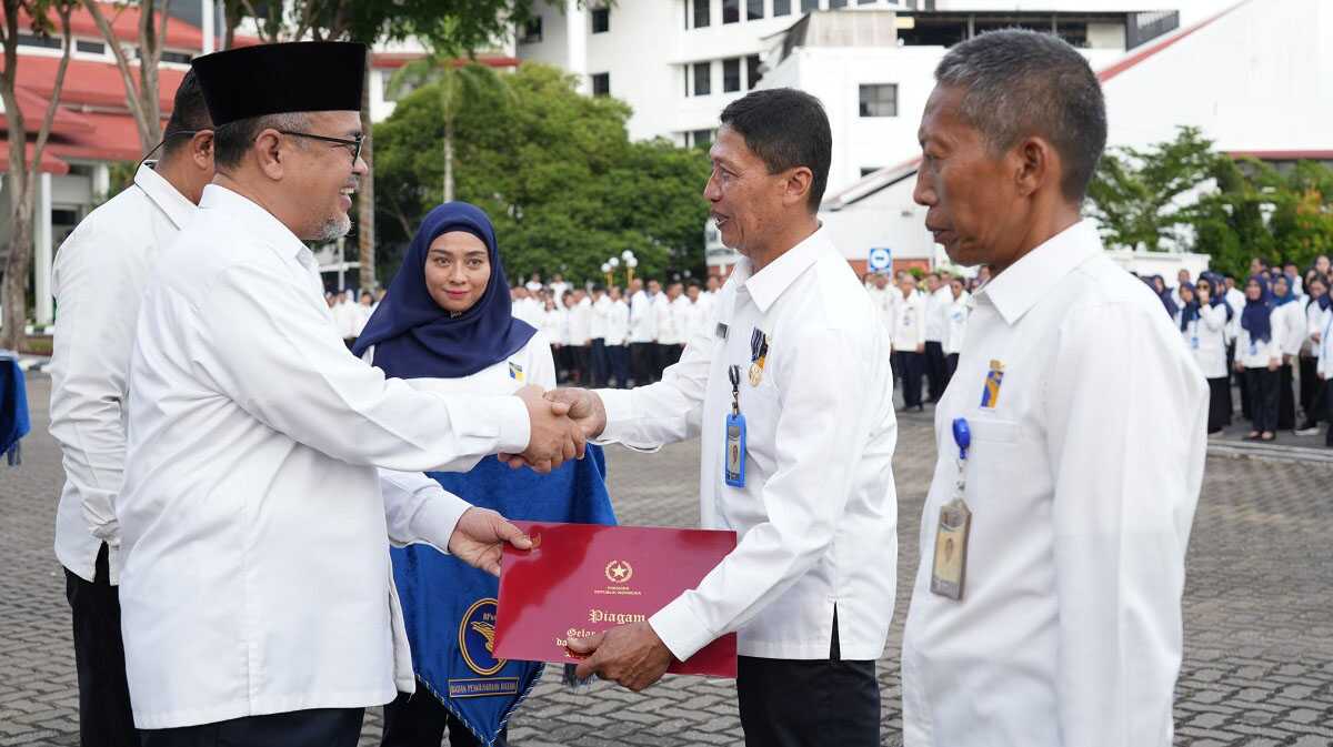 Pemberian penghargaan kepada pegawai BP Batam berdedikasi (foto: humas bp batam)
