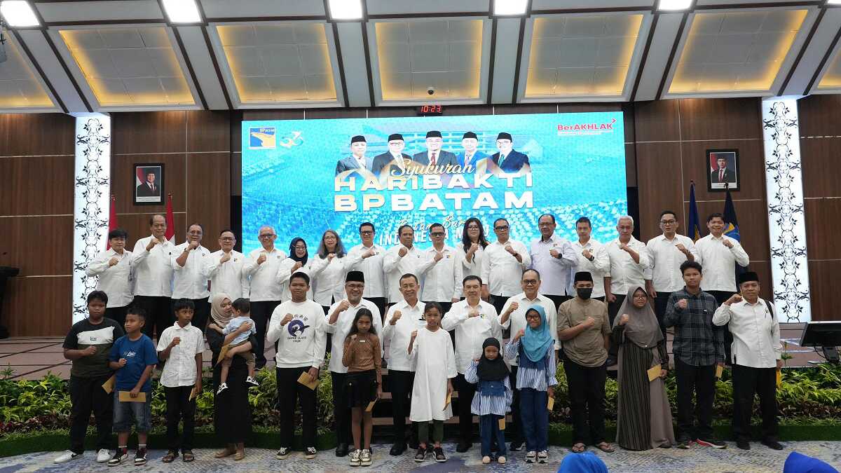 Berfoto bersama di sela acara syukuran HUT BP Batam ke-53 di Kantor BP Batam, Sabtu (26/10/2024). (foto: humas bp batam)