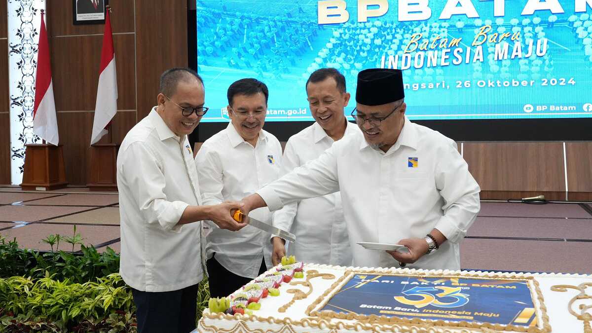 Pemotongan tumpeng HUT BP Batam ke-53 (foto: humas bp batam)