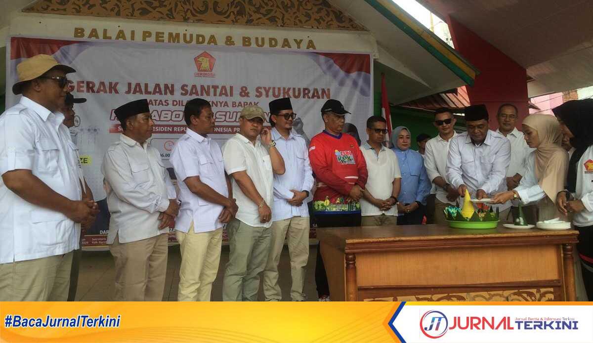 Gerindra Karimun Syukuran Atas Pelantikan Prabowo Sebagai Presiden Karimun, JurnalTerkini.id - Dewan Pimpanan Cabang (DPC) Partai Gerakan Indonesia Raya (Gerindra) Kabupaten Karimun Provinsi Kepulauan Riau (Kepri) menggelar syukuran atas pelantikan Prabowo Subianto sebagai Presiden. Acara syukuran berupa pemotongan tumpeng ini digelar di Tanjungbatu, Kecamatan Kundur dan diawali dengan kegiatan gerak jalan santai pada Minggu (20/10/2024) pagi. Sementara, Ketua Umum DPP Gerindra Prabowo Subianto dilantik sebagai presiden bersama Gibran Rakabuming Raka sebagai wakil presiden sidang paripurna MPR di Gedung Nusantara, Kompleks Parlemen MPR/DPR/DPRD RI Senayan Jakarta pukul 10.00 WIB, Minggu (20/10/2024). Acara syukuran dipusatkan di halaman Balai Pemuda dan Budaya Kecamatan Kundur dengan jalan santai mulai pukul 06.30 WIB menuju simpang Urung diikuti para politisi, pengurus, kader dan simpatisan partai. Ketua DPC Partai Gerindra Karimun Zaizulfikar dalam kegiatan itu menyampaikan kegiatan ini sengaja diadakan sebagai wujud syukur atas pelantikan Prabowo Subianto sebagai presiden. "Di samping itu, kegiatan ini untuk memperkuat tali silaturahmi dengan masyarakat," kata Zaizulfikar didampingi anggota DPRD Karimun, kader Gerindra serta Ketua Tidar Karimun Dedy Supriyadi. Zaizulfikar memaparkan capaian Partai Gerindra pada Pilpres 2024 di Kabupaten Karimun yang cukup memuaskan. Partai Gerindra sukses 1 kursi di DPRD Kepri dan 4 kursi di DPRD Karimun sehingga berhak mendudukkan satu orang sebagai wakil ketua. "Saya atas nama Partai Gerindra mengucapkan terima kasih kepada masyarakat Kabupaten Karimun yang telah memberikan amanah kepada Ketua Umum Partai Gerindra, bapak H Prabowo Subianto sebagai Presiden RI untuk memimpin Indonesia selama 5 tahun mendatang," ucapnya. Dalam kesempatan tersebut, Zaizulfikar mengatakan, bahwa presiden terpilih H Prabowo Subianto telah membantu dunia pendidikan mulai tingkat SD, SMP hingga SMA memberikan beasiswa dengan uang pribadi. "Adek-adek kita yang nilainya bagus tamatan SMA, nanti kita hantarkan ke Universitas Pertahanan nanti. Dan bisa mencapai manca dunia," ungkapnya. Selain itu ia menyakinkan bahwa menteri-menteri dari Gerindra muda-muda belia dan lulusan luar negeri yang siap memberikan kontribusi kepada negeri kita. "Sekali lagi saya ucapkan terima kasih banyak kepada seluruh masyarakat kabupaten Karimun, atas kepercayaan kepada Partai Gerindra untuk jadi wakil rakyat," kata Boy panggilan akrabnya. Sedangkan ketua panitia yang juga Ketua PAC Gerindra Kundur Yayak mengatakan jalan santai yang dimulai pukul 06.30 WIB juga diisi dengan hadiah doorprize. "Alhamdulillah, antusias masyarakat cukup tinggi saat mengikuti gerak jalan santai yang kita gelar. Ditambah banyaknya doorprize yang cukup menarik peserta," jelasnya. Sementara pantauan dilapangan, Ketua DPC Partai Gerindra Karimun Zaizulfikar memotong tumpeng sebagai tanda syukuran atas terpilihnya Ketua umum Gerindra menjadi Presiden RI H Prabowo Subianto periode 2024-2029. Suasana di halaman Balai Pemuda dan Budaya masyarakat sangat antusias sambil memegang kupon untuk mendapatkan hadiah yang disediakan panitia mulai dari sepeda, kulkas, mesin cuci, kipas angin, migor, kompor gas dan sebagainya. (jms)