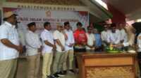 hut gerindra Gerindra Karimun Syukuran Atas Pelantikan Prabowo Sebagai Presiden Karimun, JurnalTerkini.id - Dewan Pimpanan Cabang (DPC) Partai Gerakan Indonesia Raya (Gerindra) Kabupaten Karimun Provinsi Kepulauan Riau (Kepri) menggelar syukuran atas pelantikan Prabowo Subianto sebagai Presiden. Acara syukuran berupa pemotongan tumpeng ini digelar di Tanjungbatu, Kecamatan Kundur dan diawali dengan kegiatan gerak jalan santai pada Minggu (20/10/2024) pagi. Sementara, Ketua Umum DPP Gerindra Prabowo Subianto dilantik sebagai presiden bersama Gibran Rakabuming Raka sebagai wakil presiden sidang paripurna MPR di Gedung Nusantara, Kompleks Parlemen MPR/DPR/DPRD RI Senayan Jakarta pukul 10.00 WIB, Minggu (20/10/2024). Acara syukuran dipusatkan di halaman Balai Pemuda dan Budaya Kecamatan Kundur dengan jalan santai mulai pukul 06.30 WIB menuju simpang Urung diikuti para politisi, pengurus, kader dan simpatisan partai. Ketua DPC Partai Gerindra Karimun Zaizulfikar dalam kegiatan itu menyampaikan kegiatan ini sengaja diadakan sebagai wujud syukur atas pelantikan Prabowo Subianto sebagai presiden. "Di samping itu, kegiatan ini untuk memperkuat tali silaturahmi dengan masyarakat," kata Zaizulfikar didampingi anggota DPRD Karimun, kader Gerindra serta Ketua Tidar Karimun Dedy Supriyadi. Zaizulfikar memaparkan capaian Partai Gerindra pada Pilpres 2024 di Kabupaten Karimun yang cukup memuaskan. Partai Gerindra sukses 1 kursi di DPRD Kepri dan 4 kursi di DPRD Karimun sehingga berhak mendudukkan satu orang sebagai wakil ketua. "Saya atas nama Partai Gerindra mengucapkan terima kasih kepada masyarakat Kabupaten Karimun yang telah memberikan amanah kepada Ketua Umum Partai Gerindra, bapak H Prabowo Subianto sebagai Presiden RI untuk memimpin Indonesia selama 5 tahun mendatang," ucapnya. Dalam kesempatan tersebut, Zaizulfikar mengatakan, bahwa presiden terpilih H Prabowo Subianto telah membantu dunia pendidikan mulai tingkat SD, SMP hingga SMA memberikan beasiswa dengan uang pribadi. "Adek-adek kita yang nilainya bagus tamatan SMA, nanti kita hantarkan ke Universitas Pertahanan nanti. Dan bisa mencapai manca dunia," ungkapnya. Selain itu ia menyakinkan bahwa menteri-menteri dari Gerindra muda-muda belia dan lulusan luar negeri yang siap memberikan kontribusi kepada negeri kita. "Sekali lagi saya ucapkan terima kasih banyak kepada seluruh masyarakat kabupaten Karimun, atas kepercayaan kepada Partai Gerindra untuk jadi wakil rakyat," kata Boy panggilan akrabnya. Sedangkan ketua panitia yang juga Ketua PAC Gerindra Kundur Yayak mengatakan jalan santai yang dimulai pukul 06.30 WIB juga diisi dengan hadiah doorprize. "Alhamdulillah, antusias masyarakat cukup tinggi saat mengikuti gerak jalan santai yang kita gelar. Ditambah banyaknya doorprize yang cukup menarik peserta," jelasnya. Sementara pantauan dilapangan, Ketua DPC Partai Gerindra Karimun Zaizulfikar memotong tumpeng sebagai tanda syukuran atas terpilihnya Ketua umum Gerindra menjadi Presiden RI H Prabowo Subianto periode 2024-2029. Suasana di halaman Balai Pemuda dan Budaya masyarakat sangat antusias sambil memegang kupon untuk mendapatkan hadiah yang disediakan panitia mulai dari sepeda, kulkas, mesin cuci, kipas angin, migor, kompor gas dan sebagainya. (jms)