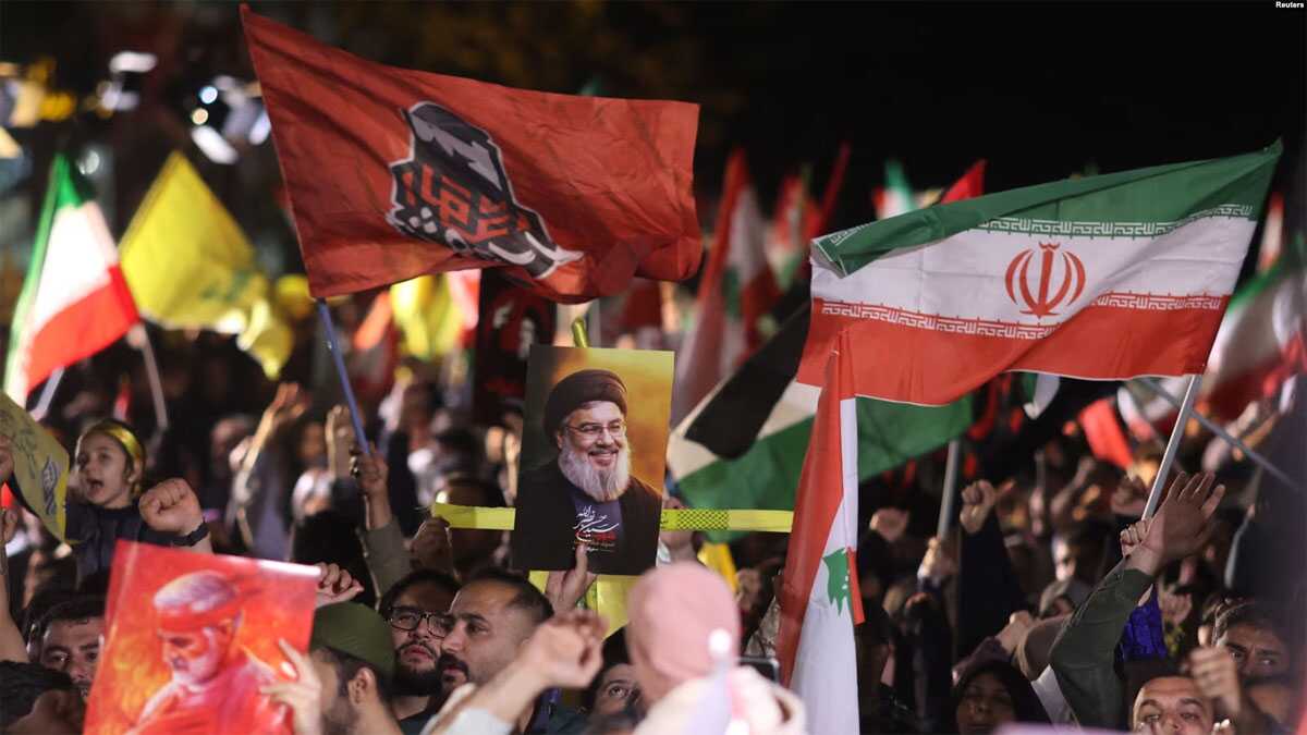 iran serang zionis Sejumlah warga Iran turun ke jalan-jalan di Teheran, pada 1 Oktober 2024, merayakan serangan Iran ke wilayah Israel. (Foto: Majid Asgaripour/WANA (West Asia News Agency) via Reuters)