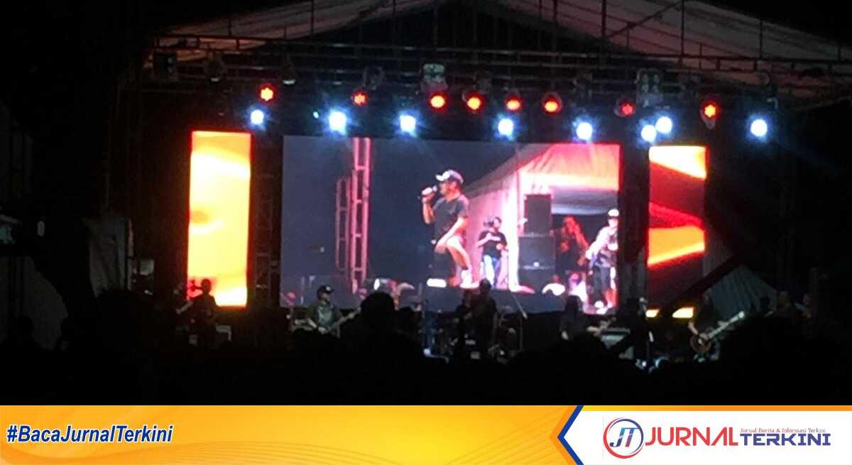 Grup Band Jamrud melantunkan lagu-lagu hits-nya saat manggung dalam rangka memeriahkan HUT Kabupaten Karimun ke-25 di Coastal Area, Tanjung Balai Karimun, Minggu (13/20/2024). (JurnalTerkini.id/jansen)