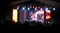 Grup Band Jamrud melantunkan lagu-lagu hits-nya saat manggung dalam rangka memeriahkan HUT Kabupaten Karimun ke-25 di Coastal Area, Tanjung Balai Karimun, Minggu (13/20/2024). (JurnalTerkini.id/jansen)