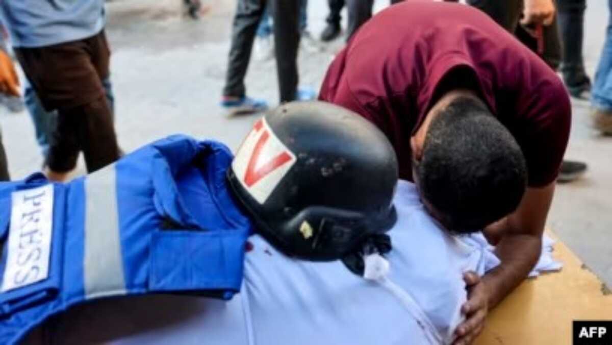 juru kamera tv gaza dibunuh zionis Seorang pria menangisi jenazah juru kamera jaringan TV Hamas, Al-Aqsa TV, Muhammad Al-Tanani, yang menurut Hamas, tewas dibunuh oleh tentara Israel. Tanani disemayamkan di Rumah Sakir Al Ahli Arab di Kota Gaza, 9 Oktober 2024. (Foto: Omar Al-Qattaa/AFP)