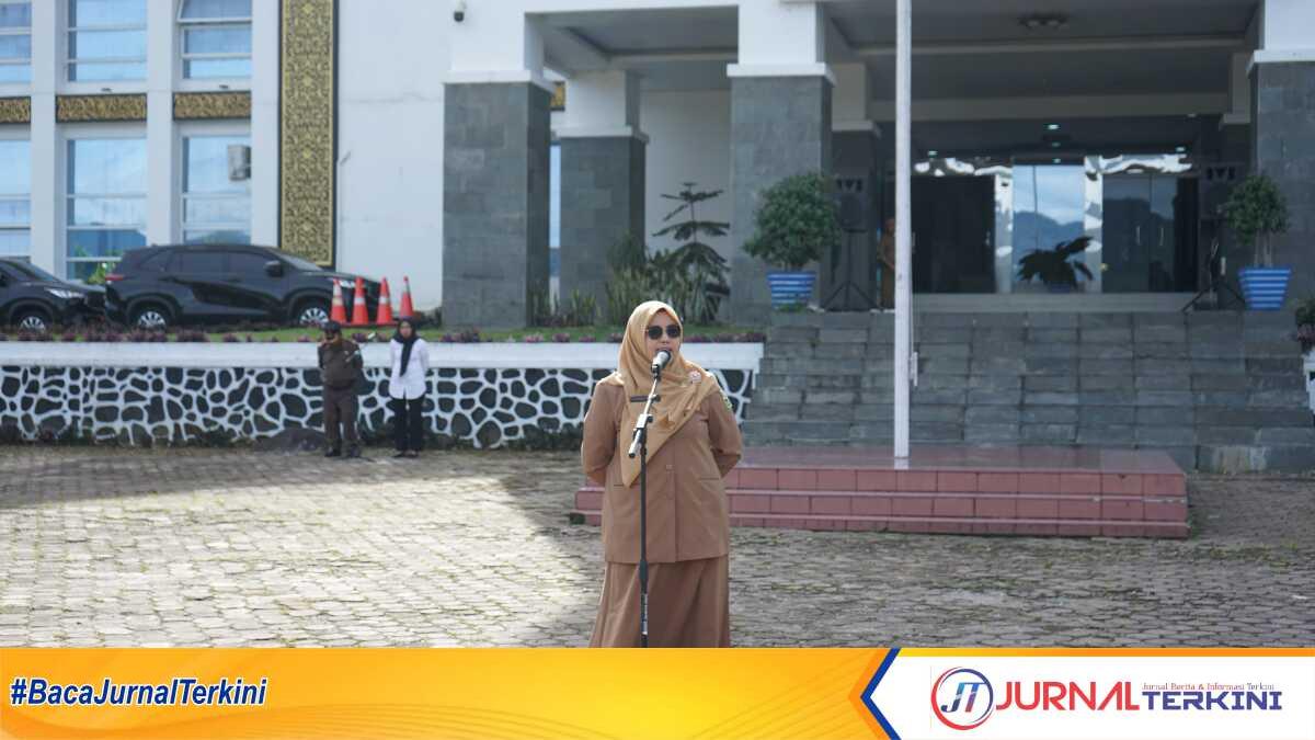 Kepala Dinas Komunikasi dan Informatika, Teta Midra, memberikan arahan sebagai pembina apel pagi lingkup Pemkab Solok di halaman kantor bupati, Senin (14/10/2024).(DiskominfokabSolok).