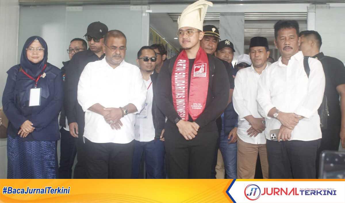 Ketua Umum Partai Solidaritas Indonesia (PSI) Kaesang Pangarep (tengah) bersama Muhammad Rudi (kanan) dan Aunur Rafiq ketika menghadiri kampanye pasangan calon Gubernur dan wakil Gubernur Kepri itu di Telaga Mas, Tanjung Balai Karimun, Senin (7/10/2024). (JurnalTerkini.id/edy kencana)