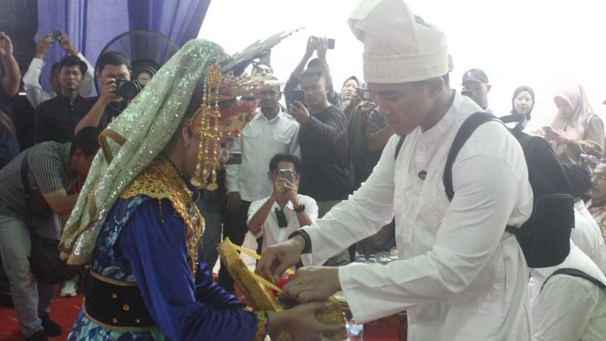 Ketua Umum Partai Solidaritas Indonesia (PSI) Kaesang Pangarep mengambil sejumput sirih ketika menghadiri kampanye pasangan calon Gubernur dan wakil Gubernur Kepri itu di Telaga Mas, Tanjung Balai Karimun, Senin (7/10/2024). (JurnalTerkini.id/edy kencana)