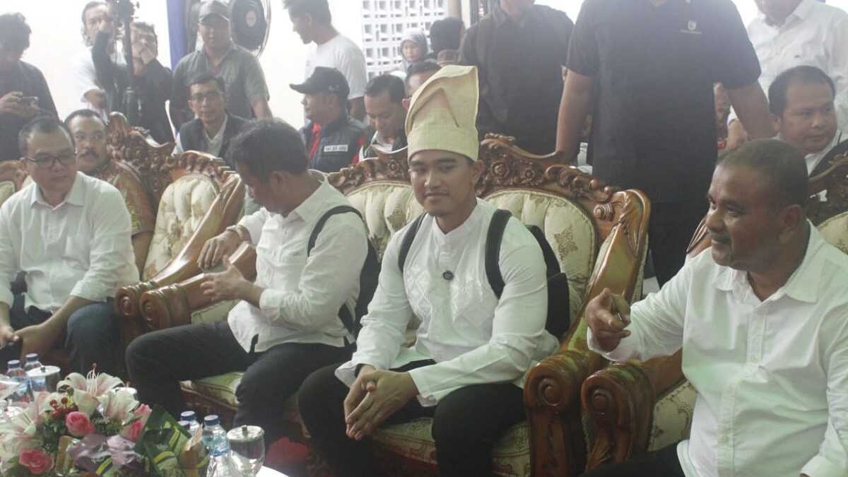 Ketua Umum Partai Solidaritas Indonesia (PSI) Kaesang Pangarep ketika menghadiri kampanye pasangan calon Gubernur dan wakil Gubernur Kepri Muhammad Rudi-Aunur Rafiq di Telaga Mas, Tanjung Balai Karimun, Senin (7/10/2024). (JurnalTerkini.id/edy kencana)