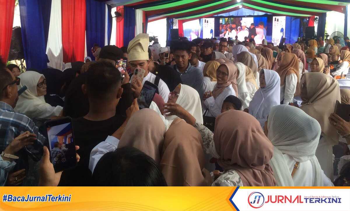 kaesang di karimun diserbu ibu-ibu Ketua Umum PSI yang juga putra bungsu Presiden Jokowi dikepung ibu-ibu untuk berswafoto usai kampanye cagub-cawagub Kepri HM Rudi-H Aunur Rafiq di rumah pribadi Aunur Rafiq, Tanjung Balai Karimun, Senin (7/10/2024). (JurnalTerkini.id/jansen)