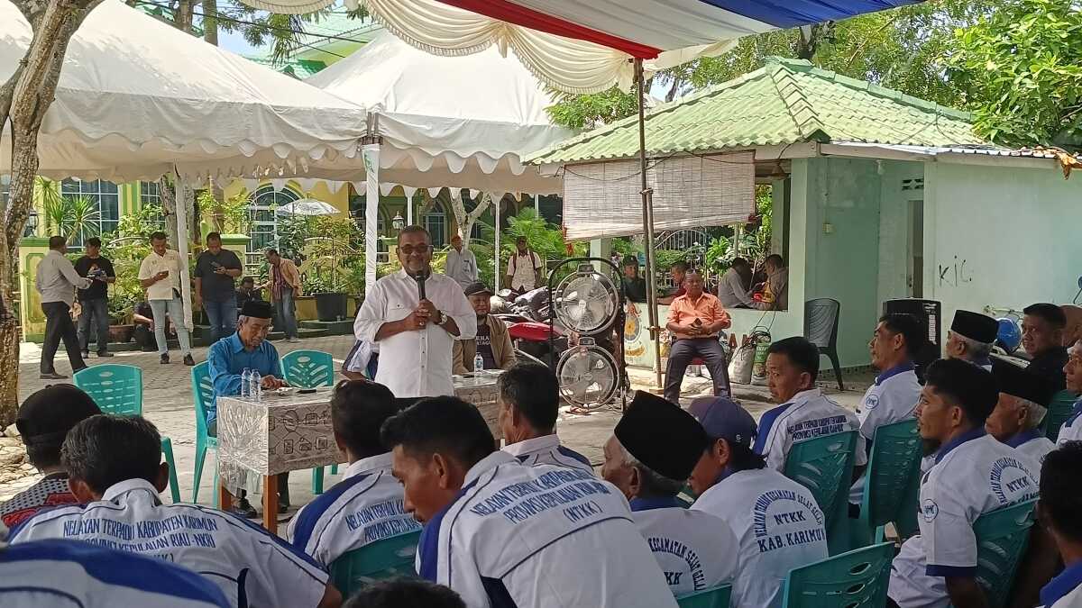 Calon Wakil Gubernur Kepulauan Riau Aunur Rafiq kampanye dialogis dengan Nelayan Terpadu Kabupaten Karimun (NTKK) dalam kampanye di kediaman Aunur Rafiq, Telaga Mas, Senin (21/10/2024). (JurnalTerkini.id/edy kencana)