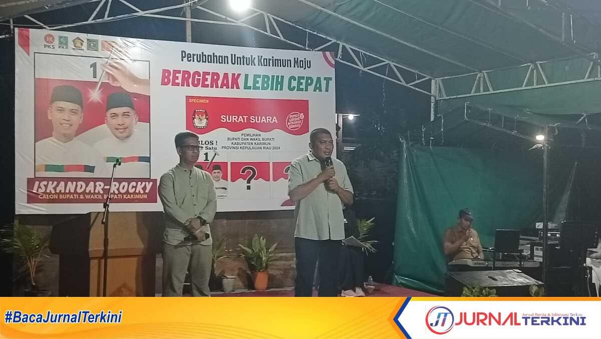Pasangan Calon Bupati dan Wakil Bupati Karimun Iskandarsyah-Rocky Marciano Bawole atau Isrock berkampanye sekaligus silaturahmi bersama masyarakat Kelurahan Teluk Uma bertempat di lapangan kediaman Abdul Rahman, Komplek Timah, RT 001 RW 003, Kelurahan Teluk Uma, Kecamatan Tebing, Jumat (11/10/2024). (JurnalTerkini.id/edy kencana)