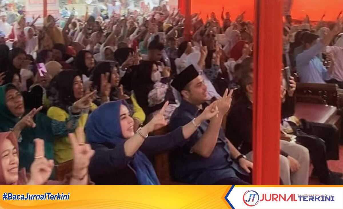 Anggota DPR RI, Rohid bersama ribuan warga mengangkat tangan sembari menyimbolkan dua jari yang merupakan nomor urut Paslon di Pilkada Riau dan Pilkada Kampar yang diusung oleh Presiden terpilih Prabowo saat acara tasyakuran di desa Kubang Jaya, Rabu, (9/10/24). (JurnalTerkini.id/canggih)