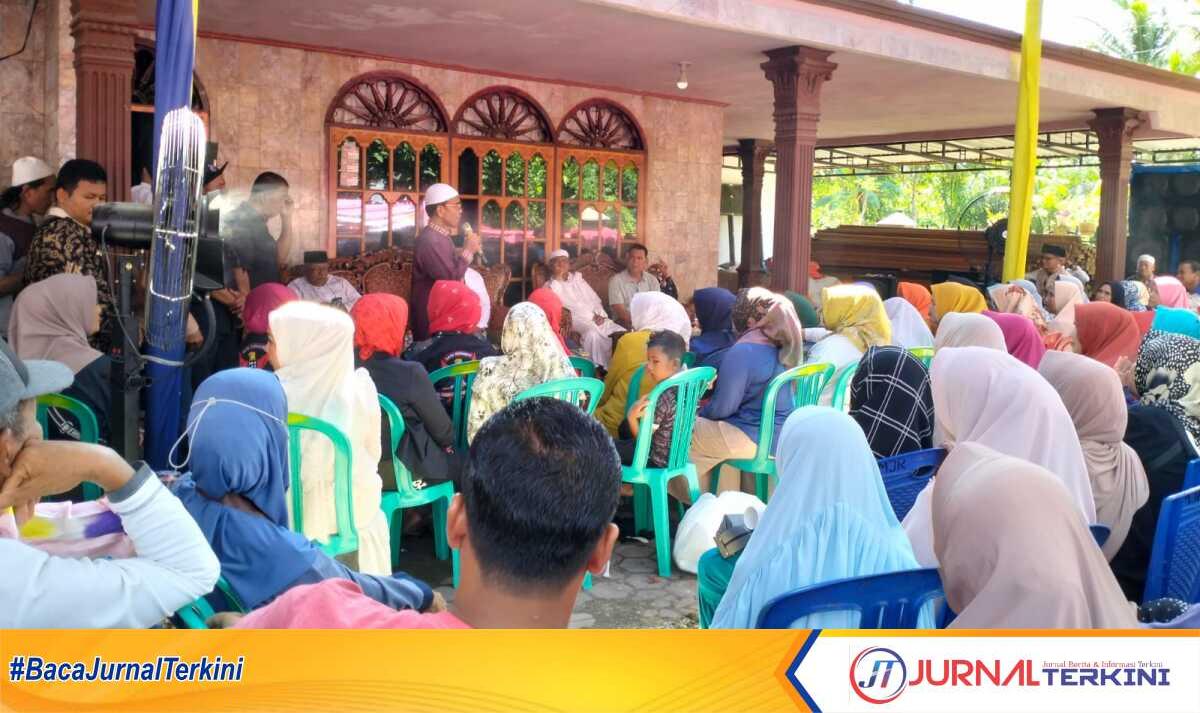 H. Ilyas HU (H. Ujang) saat orasi dihadapan ratusan masyarakat dalam kegiatan kampanye dialogis Cabup Yusri di kelurahan Air Tiris, Jumat, (18/10/24). (JurnalTerkini.id/canggih)