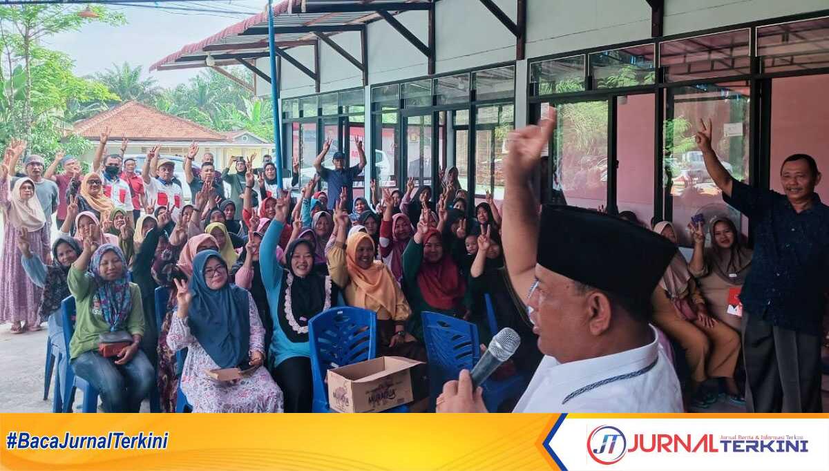 Cabup Kampar nomor urut 2, Yusri saat kampanye dialogis di Desa Hangtuah, Kecamatan Perhentian Raja, Rabu (9/10/24). (JurnalTerkini.id/canggih)