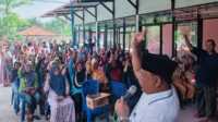 Cabup Kampar nomor urut 2, Yusri saat kampanye dialogis di Desa Hangtuah, Kecamatan Perhentian Raja, Rabu (9/10/24). (JurnalTerkini.id/canggih)