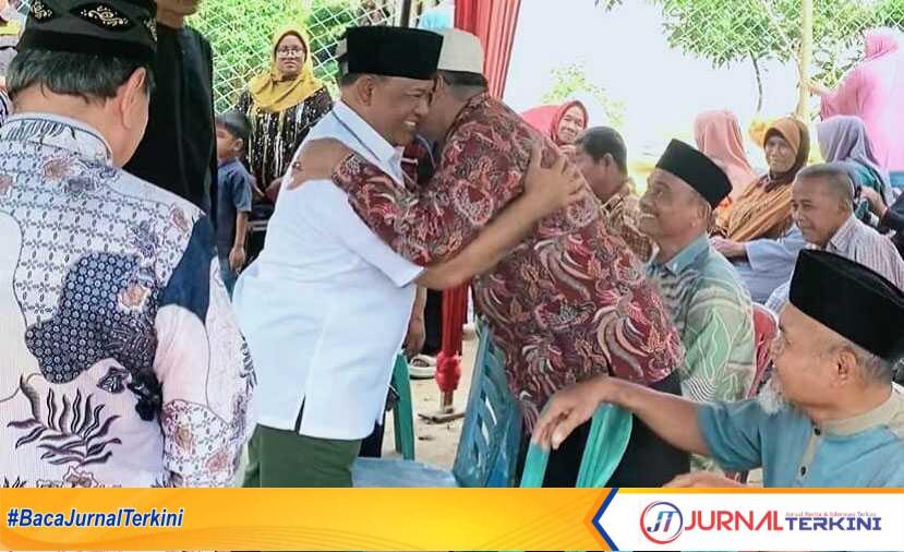 Tokoh masyarakat Desa Penyasawan sambut hangat kedatangan Cabup Kampar, Datuk Yusri yang menggelar kampanye dialogis di Desa Penyasawan, Senin, (14/10/2024). (JurnalTerkini.id/canggih)