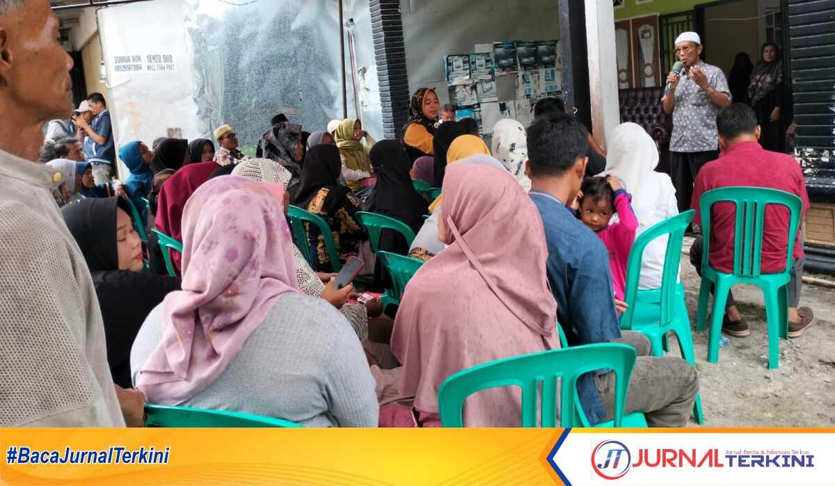 H. Ilyas HU saat orasi mengajak masyarakat memilih Paslon Yusri-Rinto dalam kegiatan kampanye dialogis yang digelar di desa Simpang Petai, Kamis (10/10/24). (jurnalterkini.id/Canggih)