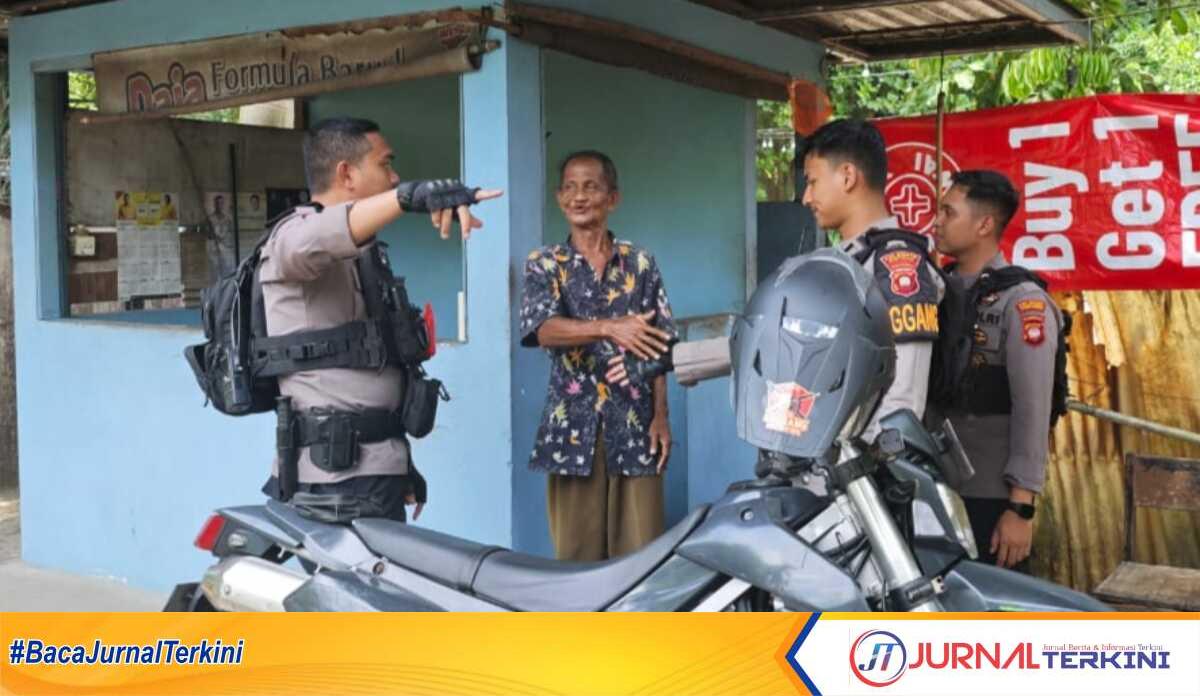 kasatgas preventif polresta Pontianak Kasatgas Preventif AKP Samidi mengajak petugas jaga untuk selalu berkoordinasi dengan pihak kepolisian dalam mengantisipasi 4C dalam patroli dialogis di Jl. Anggrek, Kecamatan Pontianak Selatan, Kalbar, Selasa (22/10/2024). (JurnalTerkini.id/rahmad)