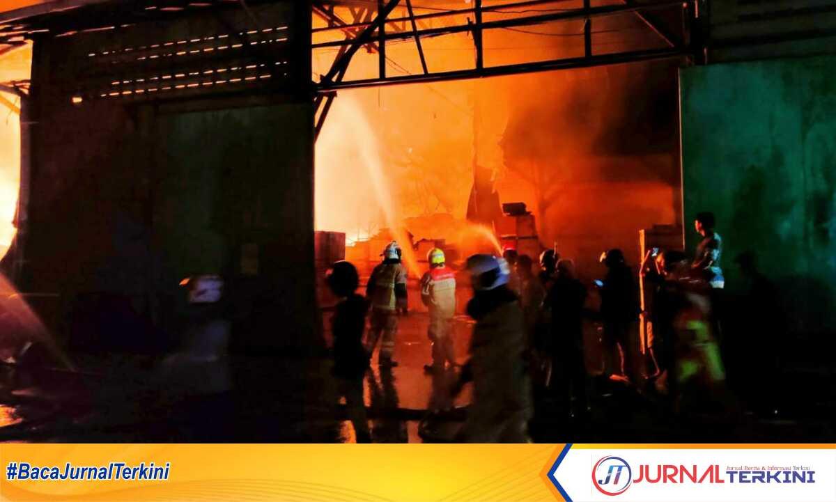 5 ruko di PT.Pergudangan Mandau Timber, Jalan Adi Sucipto Km. 8, Desa Parit Baru, Kecamatan Sungai Raya, Kubu Raya ludes di lalap api,31 unit pemadam kebakaran dikerahkan,24/10/2024, ( foto: Kasubsi Penmas Polres Kubu Raya, Aiptu Ade)