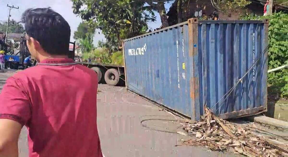 Kecelakaan beruntun di jalur utama Padang Panjang-Bukittinggi, Selasa (8/10/2024). Tampak sebuah peti kemas dari kendaraan yang terlibat kecelakaan tergeletak di lokasi kecelakaan. (tangkapan layan video warga)