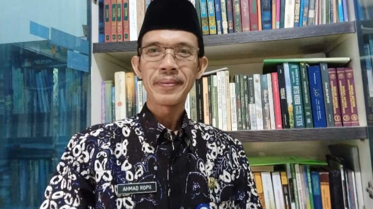 Akmad Rofii Kepala SMPN 1 Talang, Selasa (01/10/2024). (Foto: JurnalTerkini.id/Supriyadi)