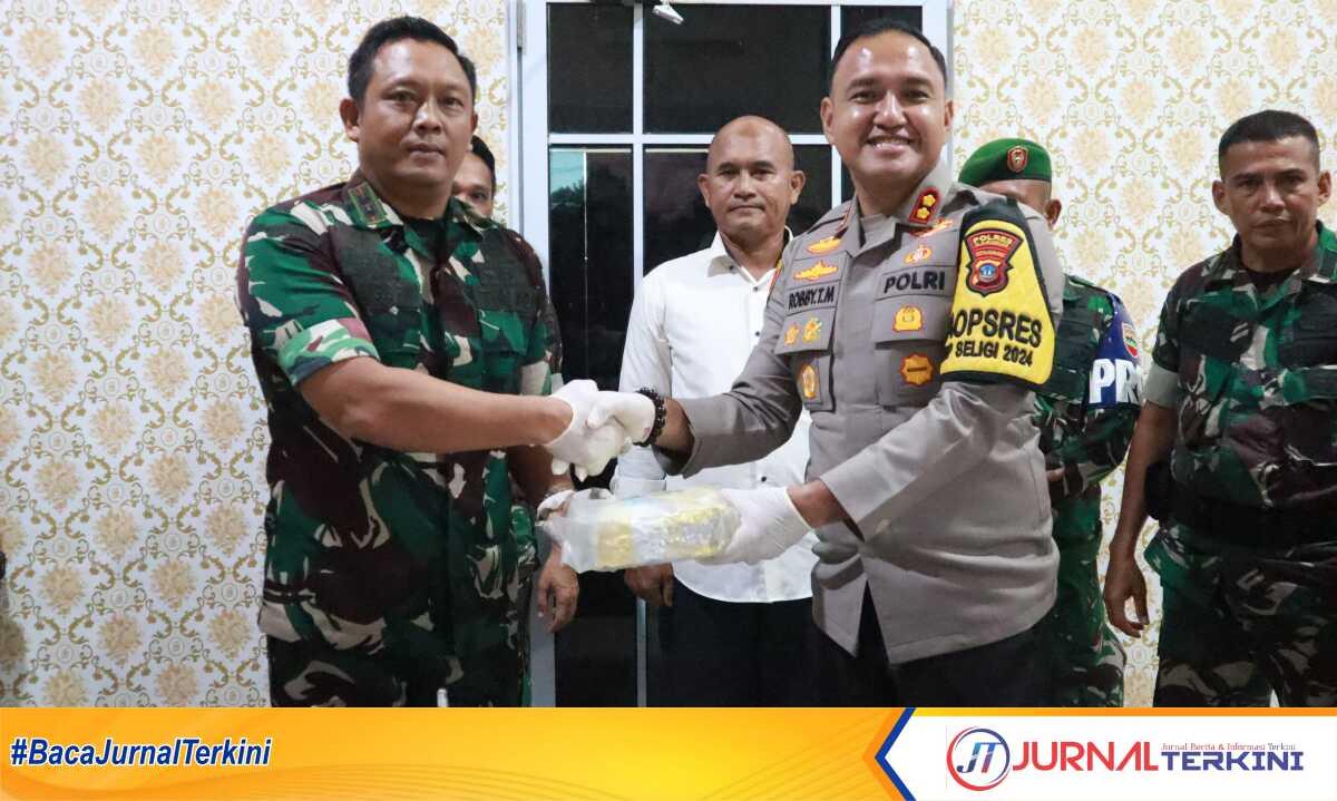 kodim Karimun temukan sabu Dandim 0317/Tbk, Letkol Inf Ida Bagus Putu Mudita menyerahkan sabu-sabu temuan kepada Kapolres Karimun, AKBP Robby Topan Manusiwa di Makodim, Kamis (23/10/2024). (JurnalTerkini.id/edy kencana)