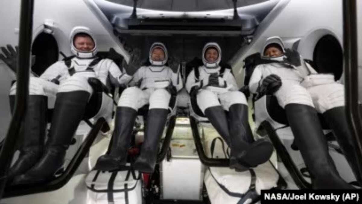 kosmonot nasa Kosmonot Roscosmos Alexander Grebenkin, kiri, dan astronot NASA, kiri ke kanan, Michael Barratt, Matthew Dominick, dan Jeanette Epps di pesawat ruang angkasa SpaceX Dragon Endeavour setelah mendarat di Teluk Meksiko, 25 Oktober 2024. (NASA/Joel Kowsky via AP)