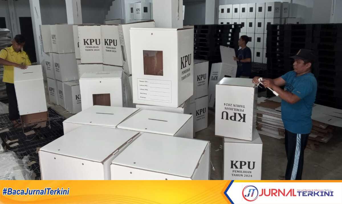 Petugas mulai merakit kotak suara untuk Pilkada 2024 di gudang logistik Komisi Pemilihan Umum Kabupaten Karimun, Rabu (16/10/2024). (Dokumentasi pribadi)