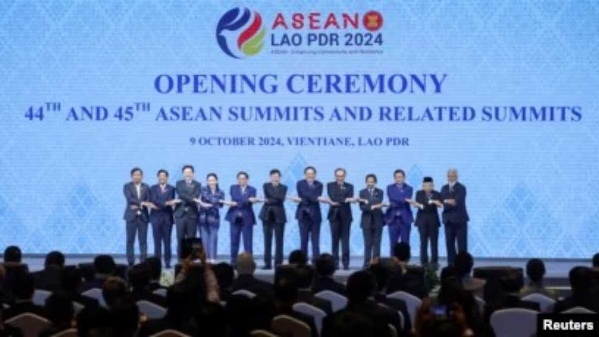 ktt Asean di laos Para pemimpin negara-negara ASEAN berpose bersama pada pembukaan KTT ASEAN di Vientiane, Laos hari Rabu (9/10/2024). (REUTERS)