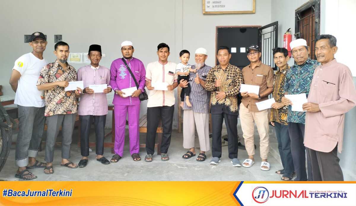 Direktur dan Komisaris PT. KKU foto bersama penerima CSR usai menyalurkan bantuan berupa uang tunai di depan kantor PT. KKU, Jumat (11/10/24). (JurnalTerkini.id/canggih)