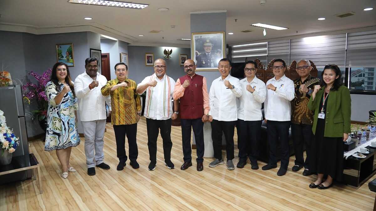 Kepala BP Batam, Purwiyanto dan jajaran berpose bersama Konsul Jenderal India di Medan, Ravi Shanker Goel dan rombongan usai menggelar pertemuan di ruang kerja Wakil Kepala BP Batam, Senin (7/10/2024). (foto: humas bp batam)
