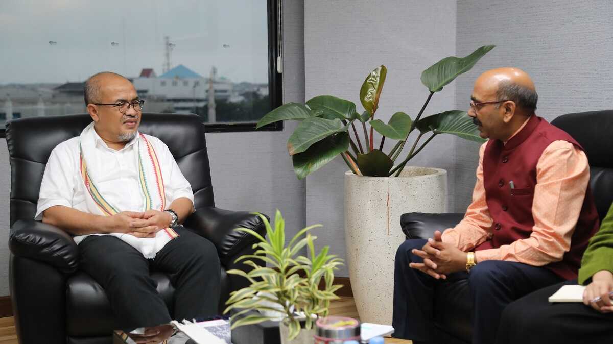 Kepala BP Batam, Purwiyanto dan Konsul Jenderal India di Medan, Ravi Shanker Goel menggelar pembicaraan tentang investasi di ruang kerja Wakil Kepala BP Batam, Senin (7/10/2024). (foto: humas bp batam)