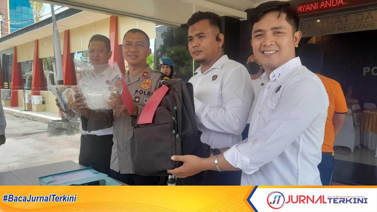 kurir sabu di Karimun dibekuk Wakapolres Karimun Kompol Herie Pramono didampingi Kasat Narkoba AKP Alfin Dwi Wahyudi Nuntung (kiri) dan personel menunjukkan barang bukti yang disita dari AI, diduga kurir sabu tujuan Riau, dalam konferensi pers di Mapolres Karimun, Senin (30/9/2024). (JurnalTerkini.id/rusdi)